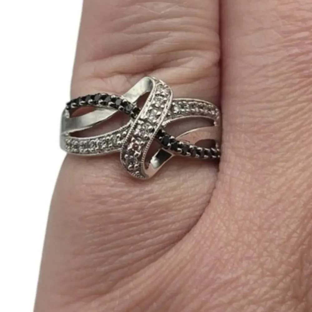 10K White  Gold Black & White Diamond Knot Ring Approx Size 7